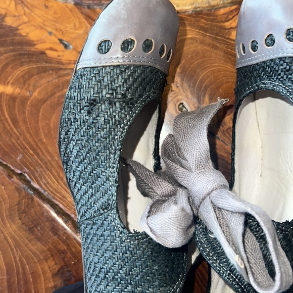 Brand: All Black. Size 40, materials: tilapia fish skin & recycled newspaper. - Picture 8 of 14